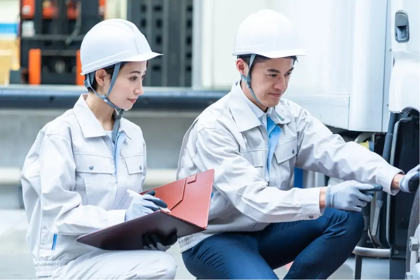 スタッフが現社確認をしている画像